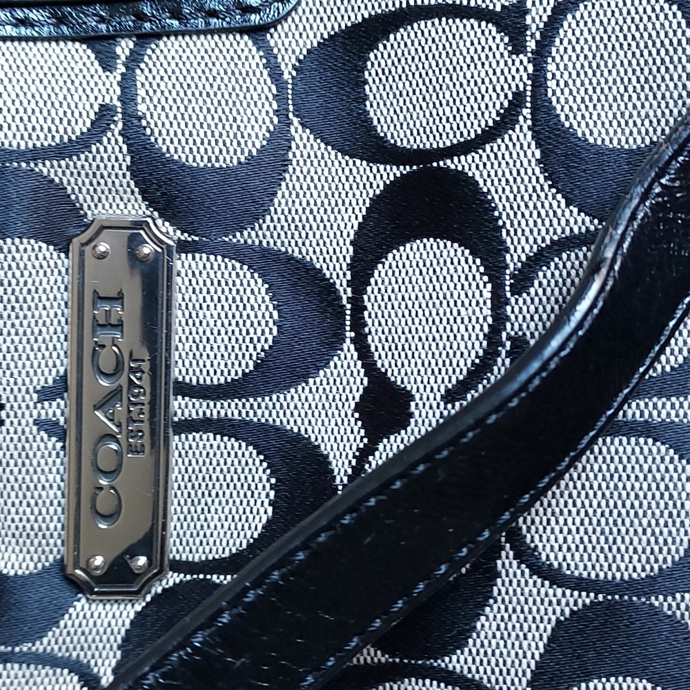 Coach Gallery Signature Tote w/ a Wristlet (RARE) - Picture 5 of 17